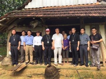 Hội Đồng Giám Mục Việt Nam thăm vùng lũ Miền Trung